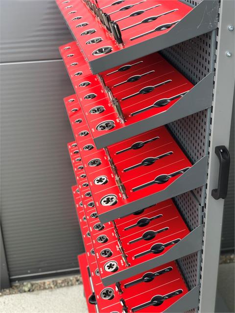 Skreddersydd hyllesystem med skråhyller